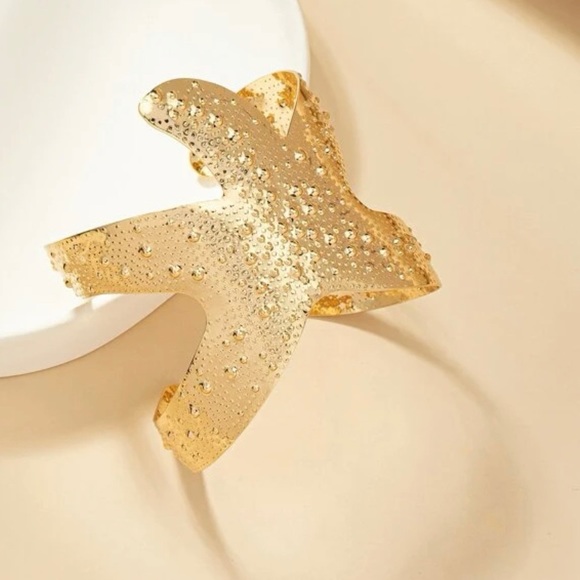 - Starfish cuff bracelet ⭐️ - Picture 2 of 4